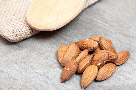 美容にも　風邪にも目にも　アーモンド？